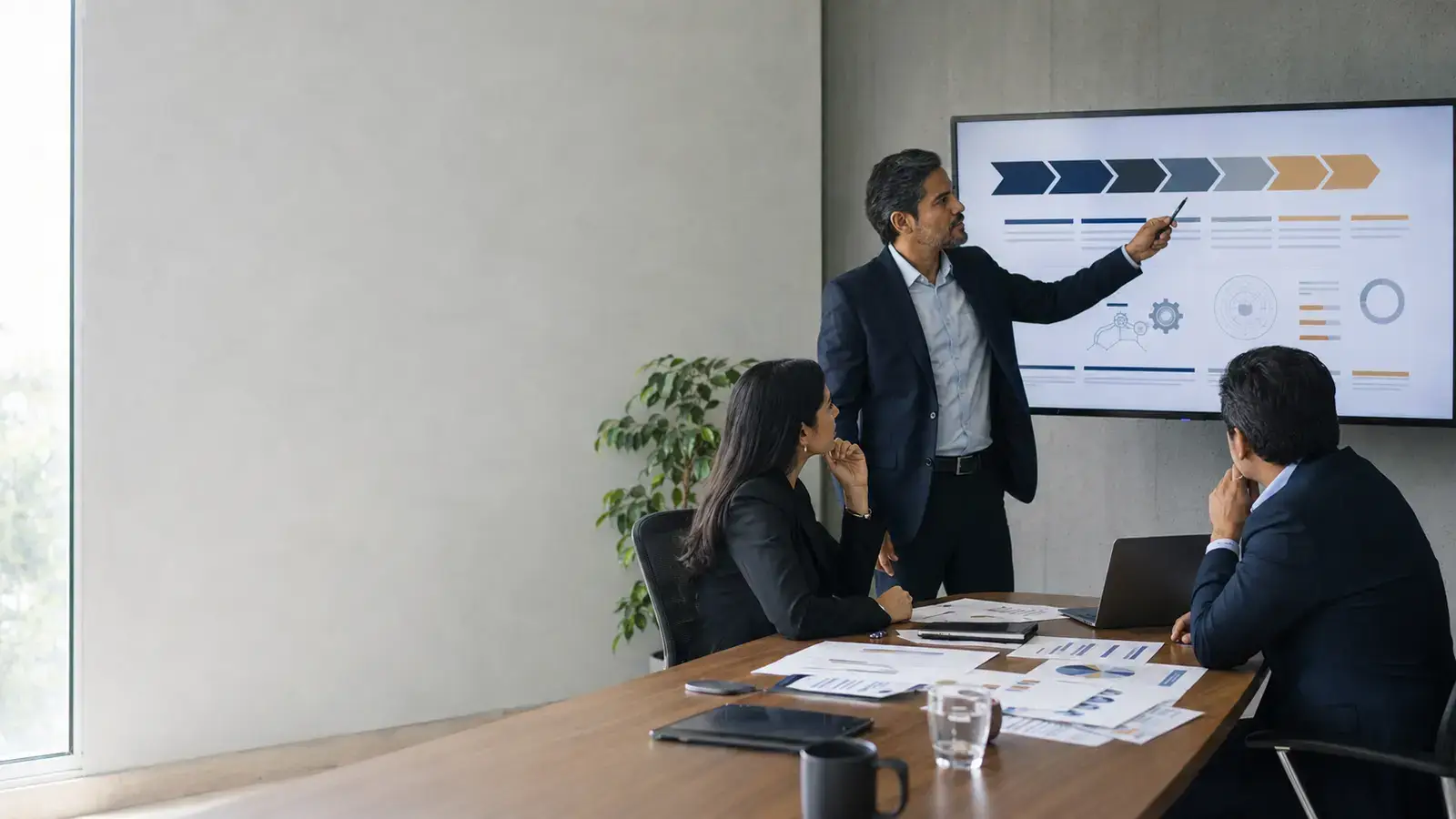 Consultor presentando una evaluación de madurez organizacional